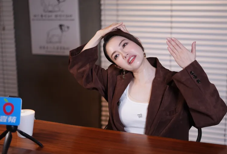 徐懷鈺曾因車禍導致頸椎間盤受傷，示範如何替頸椎拉筋。彭欣偉攝