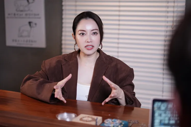 徐懷鈺仔細介紹水晶手鍊。彭欣偉攝