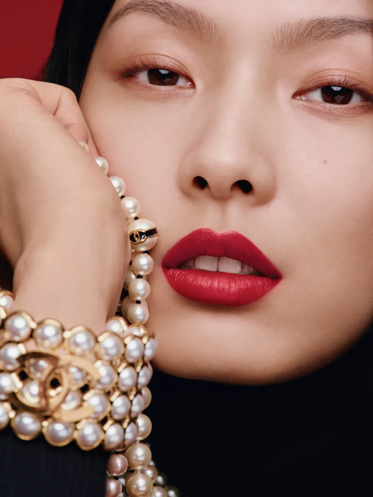 香奈兒以珍珠項鍊為靈感，推出超炫耀的絲絨唇膏珍珠限定版。品牌提供