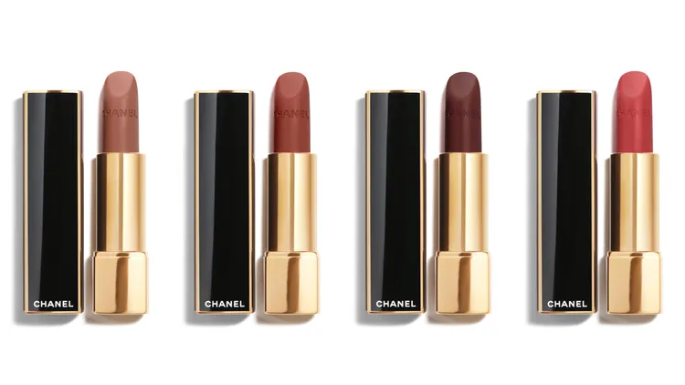 超炫耀的絲絨唇膏珍珠限定版（左起）#447自然、#448精緻、#449品味、#457燦爛。品牌提供
