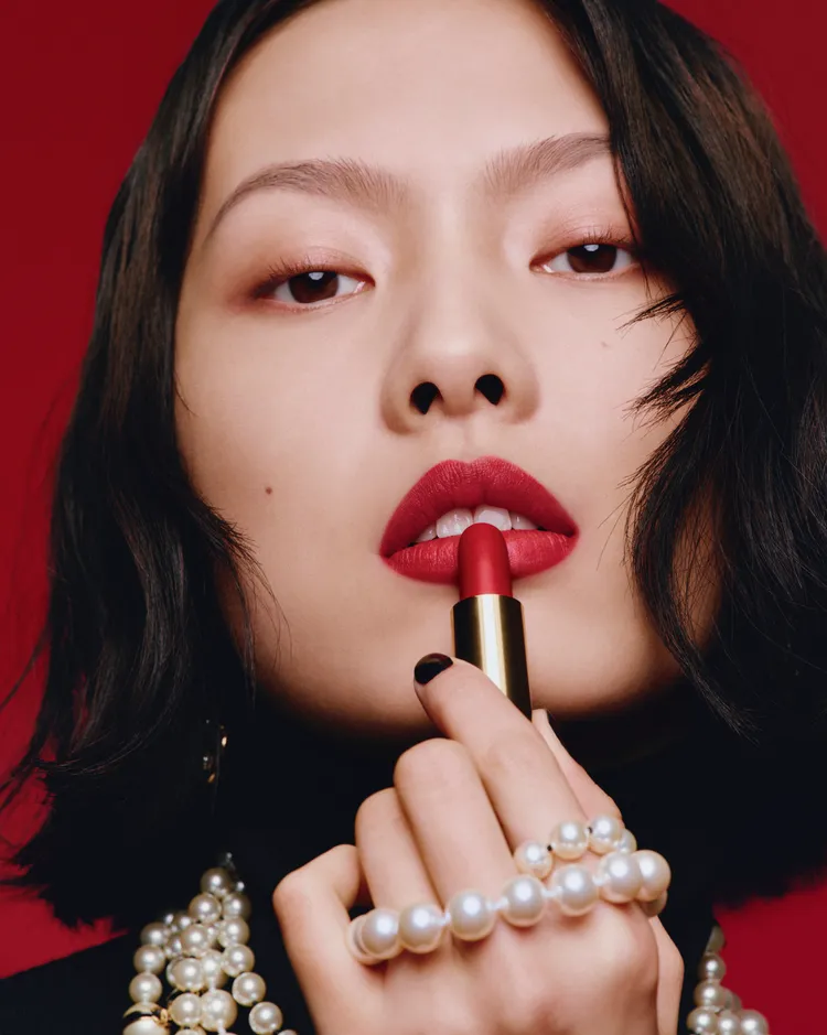 超炫耀的絲絨唇膏珍珠限定版綻放有唯美的霧面珍珠光。品牌提供