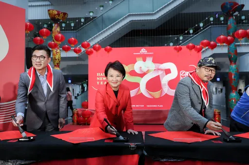 政壇首見!盧秀燕3款春聯連台北高雄都在搶 竟是「周杰倫好友」執筆