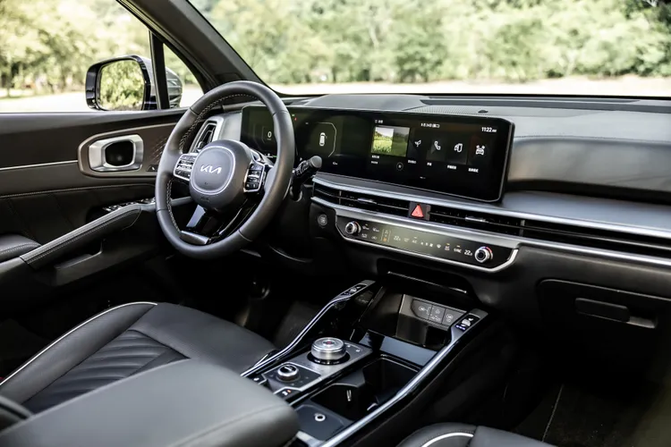 Kia Sorento搭載三排座椅的大空間，165.9萬起即可擁有，本月入主再享總價值逾50,000元的前瞻配件組。業者提供