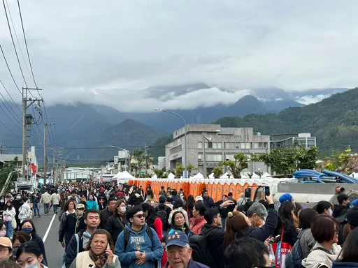 地震災後盛況　五月天花蓮玉里戶外開唱！湧上千人排隊進場