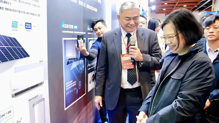 蔡英文參觀電器展。翻攝自蔡英文臉書