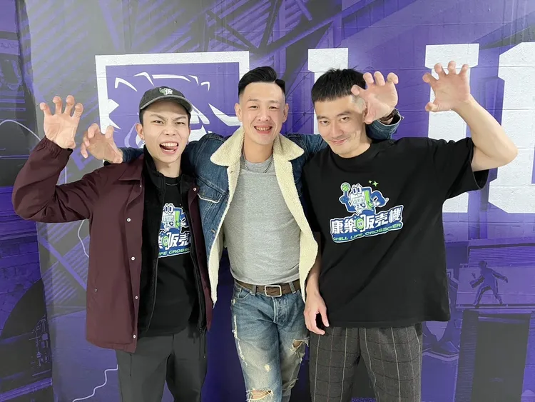 《康樂販賣機》主持人與宋宇軒（中）。康樂販賣機提供