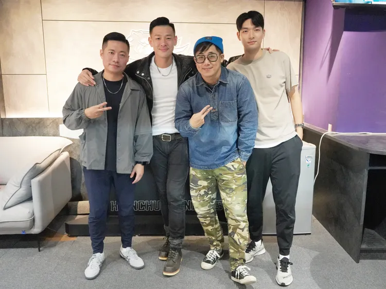 《漢林LockerRoom》主持人與宋宇軒（左2）。漢林LockerRoom提供