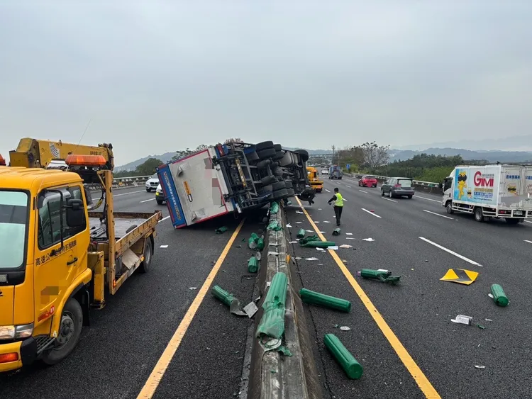 大貨車最後佔據對向內側車道，現場一片狼藉。警方提供