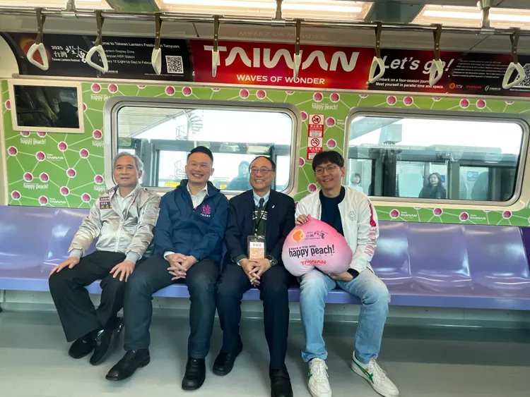 彩繪捷運「快樂桃子號」今天啟航。桃園市府提供