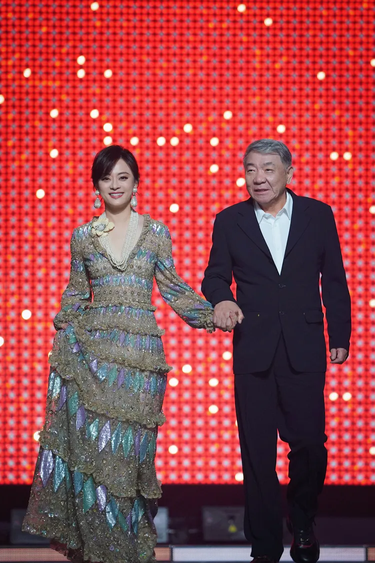 晚會開場時，孫儷（左）壓軸由導演鄭曉龍牽出場。翻攝小儷同事說微博