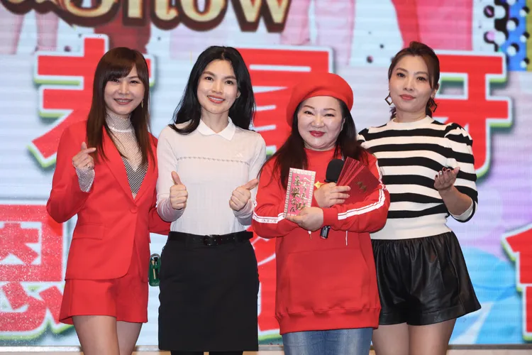 白冰冰（右二）在尾牙上發紅包。彭欣偉攝