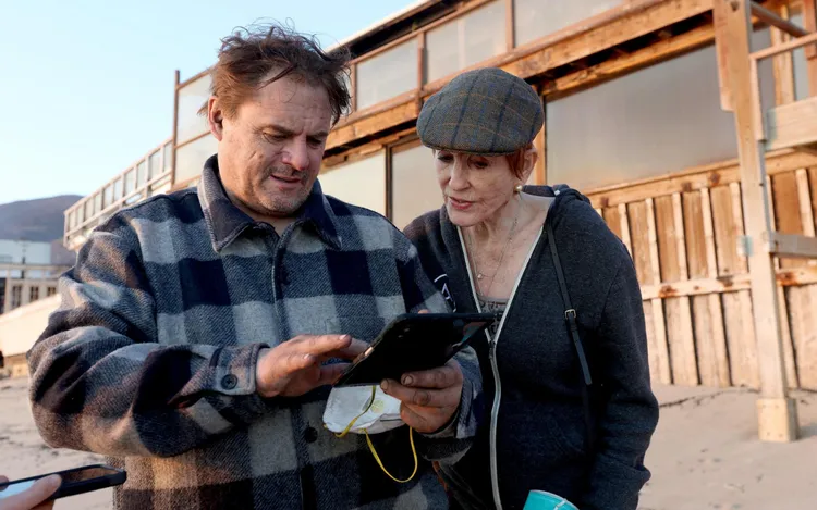 鄰居科爾伯特（左）也是守護鄰里的英雄之一，一旁的鄰居凱西很感謝他們保住她的住處。翻攝Yahoo/ Louise Barnsley for The Telegraph