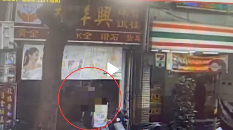 兇嫌犯案後騎機車快速離開超商，全被監視器拍下。翻攝畫面