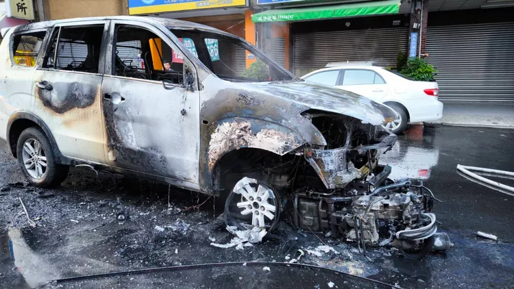 客貨車與機車都燒得面目全非，機車女騎士受傷送醫。民眾提供