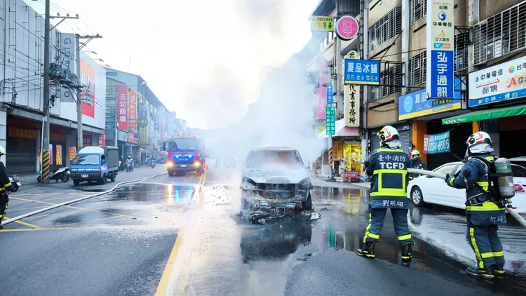 警消到場時陳姓駕駛已脫困，但兩車陷入火海。民眾提供
