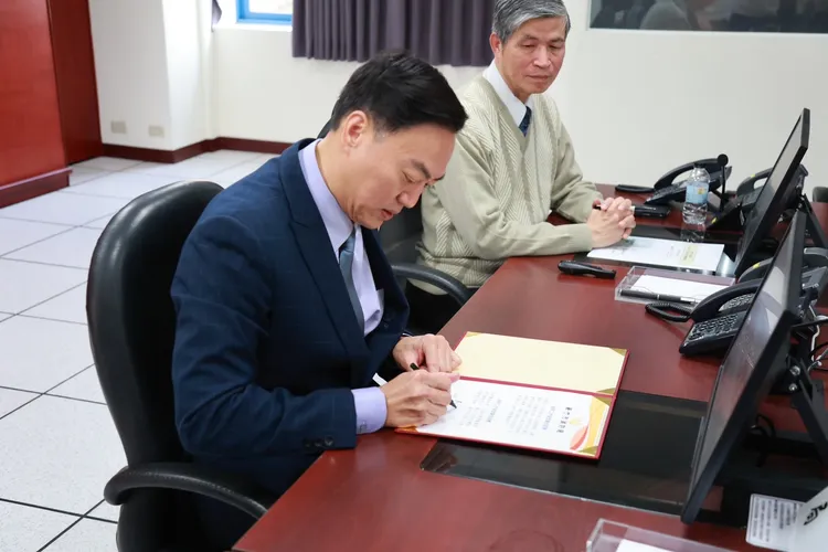 消防局長李世恭簽署「新竹市消防工安衛宣言」。新竹市府提供