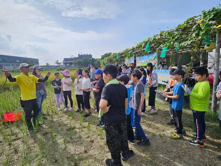 博士農夫李法憲(左1)與在地國中、小學合作校園食農教育。農業局提供