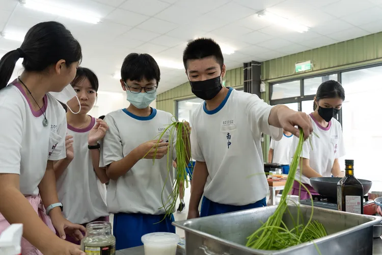 南隆國中結合在地團體、融入12年國教課綱，將食農教育化為生活應用的素養能力。農業局提供