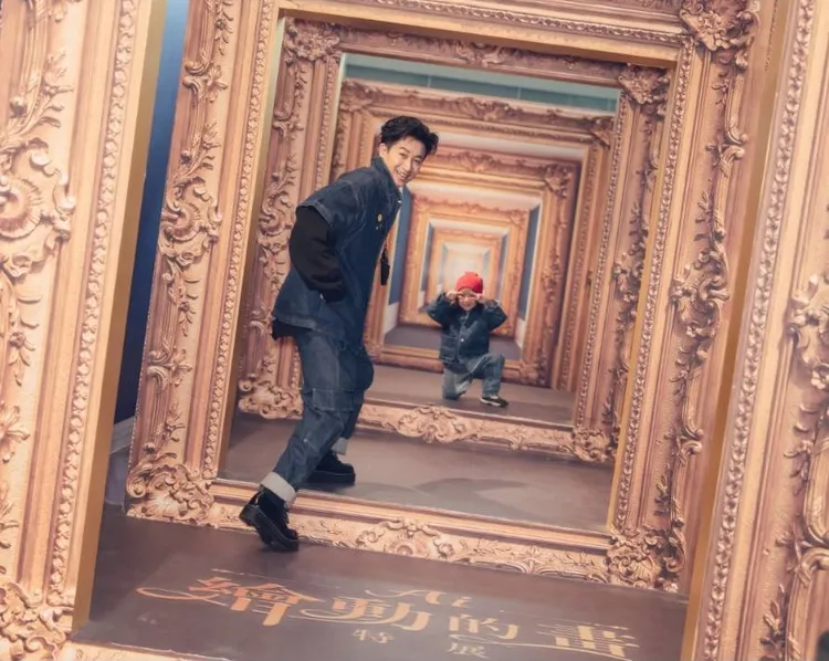 Darren（前）和兒子在「AI雙展」玩得不亦樂乎。寬宏提供