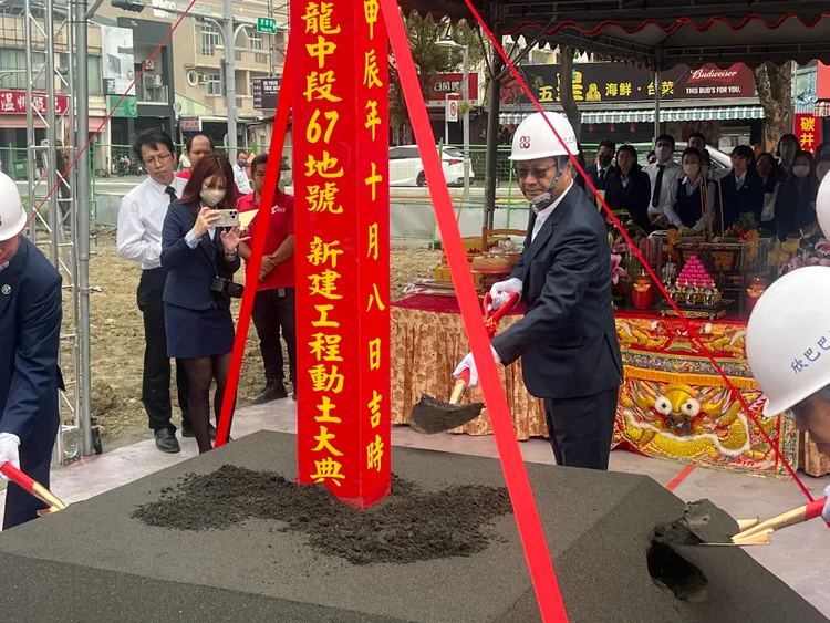 高市鼓山區凹子底森林公園首排大樓預售案「欣都星」，日前已動土，單案總銷達120億元，區段房價將挑戰6-7字頭。葉家銘攝