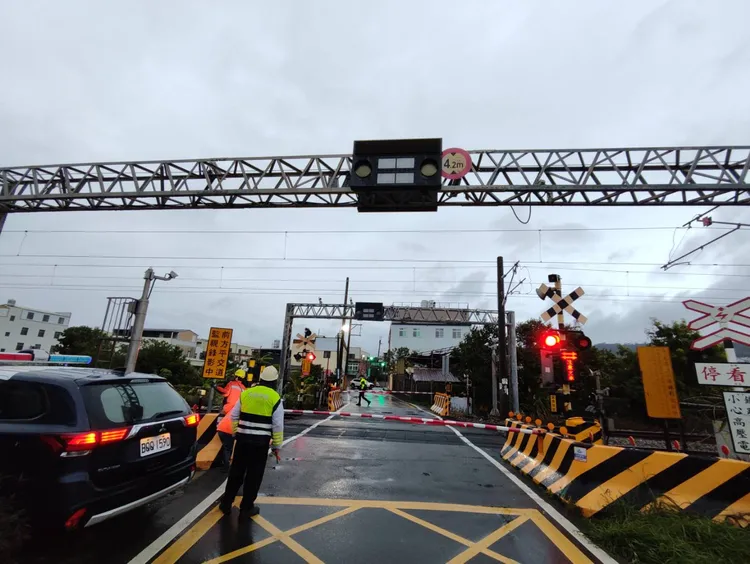 銅鑼鄉樟樹村台鐵平交道發生電纜線竊案，從清晨起造成各列車均有延誤，直到中午才完成搶修。民眾提供