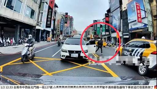 超派!不满小黄司机面前回转 莽男拿甩棍下车理论 两人违规开罚