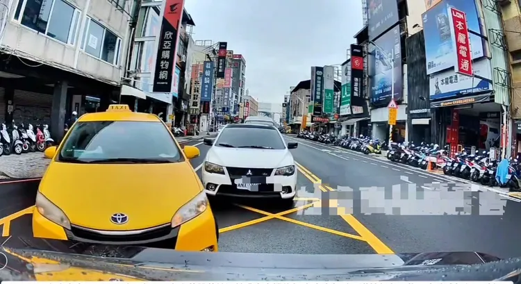 小黃司機違規迴轉、蔡男停在網狀線，都要吃上罰單。取自「社會事新聞影音」