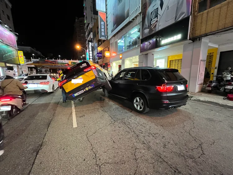 BMW當時從路邊起步。民眾提供