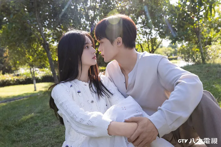 檀健次（右）與周也主演網封甜寵劇天花板。八大提供