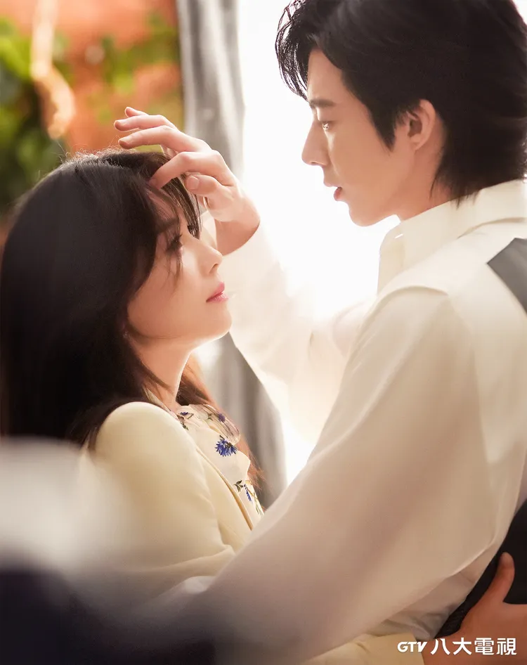 劉濤（左）與劉宇寧大談姐弟戀。八大提供