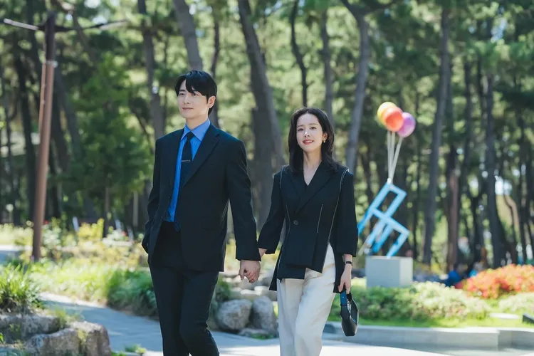 李浚赫（左）、韓志旼在第8集牽手約會，劇照公開讓觀眾嗨翻。翻攝SBS