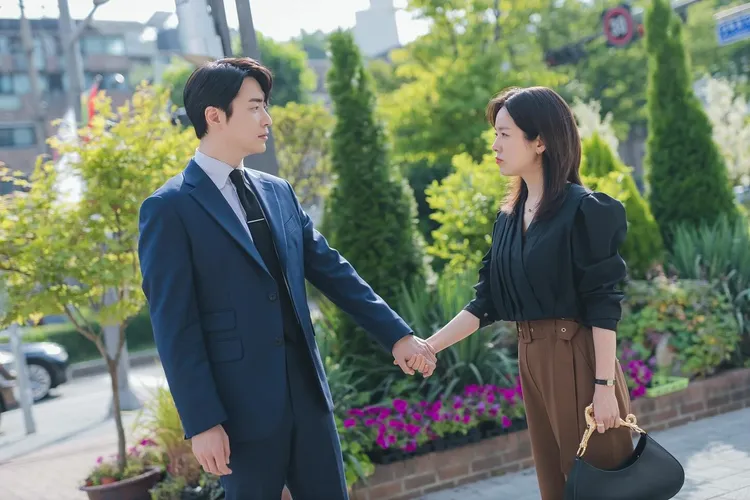 韓志旼（右）劇中談了戀愛，從女強人變成小女人，對李浚赫撒嬌。翻攝SBS
