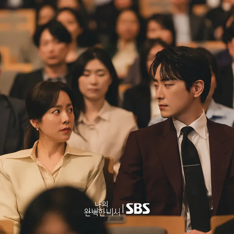 韓志旼劇中漸漸被李浚赫吸引，聽音樂會不時偷看他。翻攝SBS