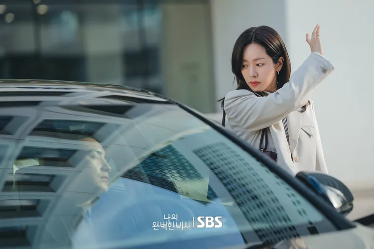 韓志旼戲裡幫李浚赫擋太陽。翻攝SBS