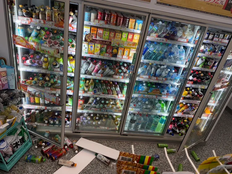 今晚接連發生3起地震，嘉義一處超商內的飲料櫃內飲料凌亂不堪。翻攝畫面