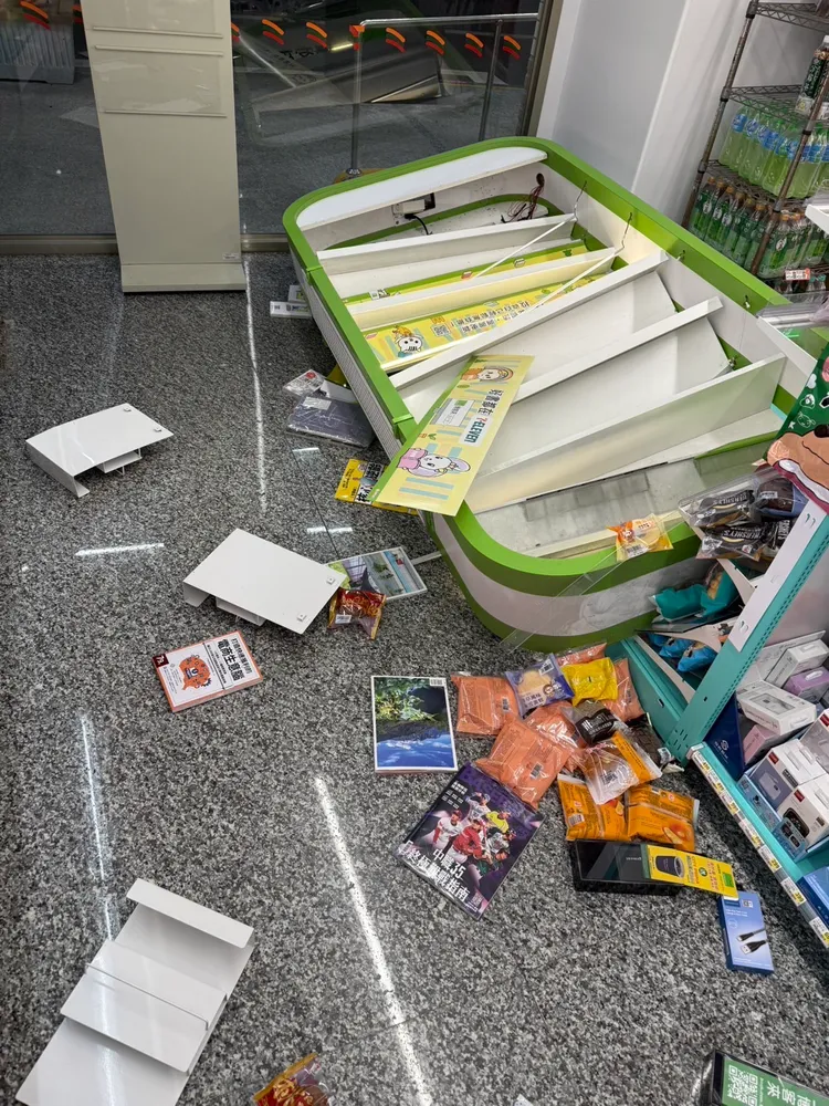 嘉義有超商的貨品架被強震震倒。翻攝畫面