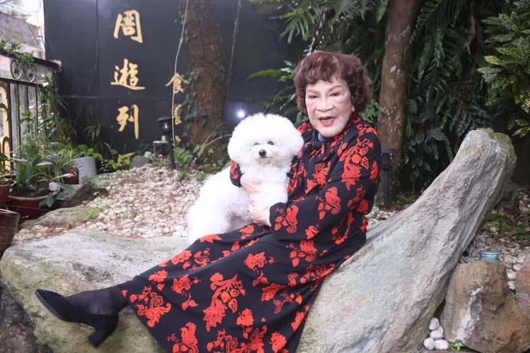 周遊術後第一次上妝狀態不錯，抱著愛犬甜甜合影。彭欣偉攝影