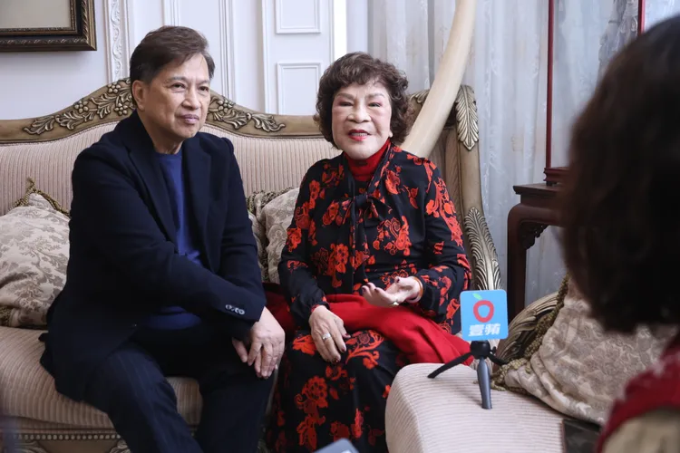 周遊（右）術後恢復不錯，左為李朝永。彭欣偉攝