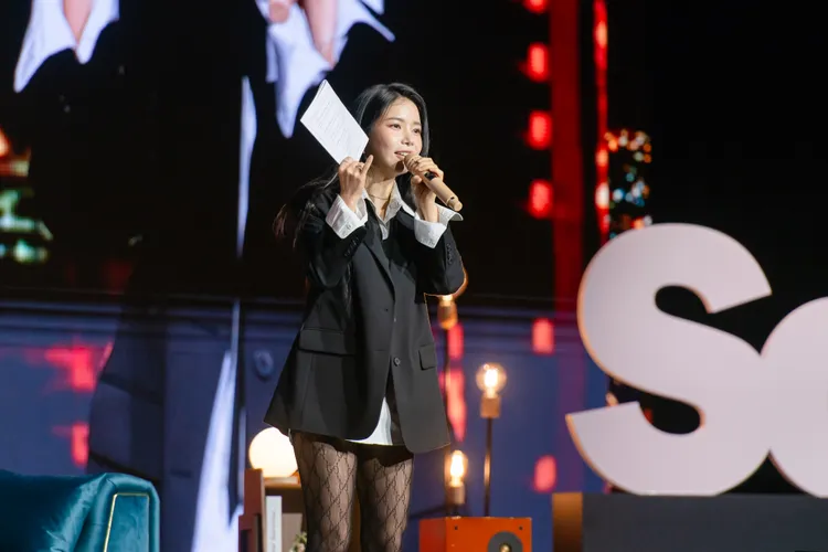 頌樂拿出一本厚厚的中文稿，全場有一半以上的時間說中文。希林國際Chillin International提供