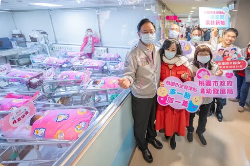 張善政探視元旦寶寶 生育津貼改採「累計制」!打造婦幼友善城