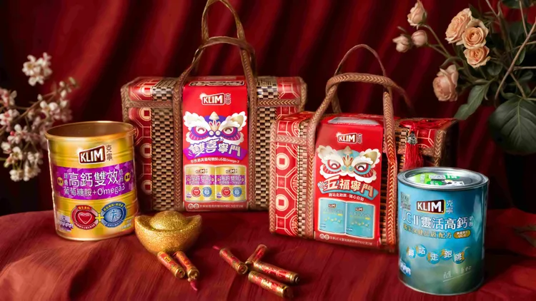 孝親必備「克寧奶粉系列禮盒」讓長輩健康一整年！其中，「克寧UC-II靈活高鈣奶粉」與「克寧銀養高鈣雙效奶粉」兩款禮盒特別以獨家設計的精緻竹編提籃包裝。業者提供