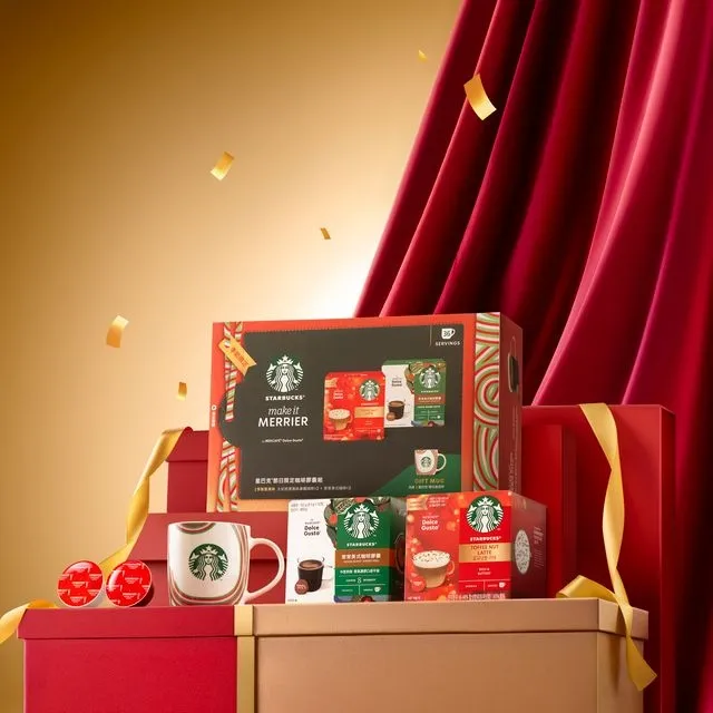 「星巴克節日限定咖啡膠囊禮盒」內含星巴克太妃核果風味拿鐵膠囊與家常美式咖啡膠囊各兩盒，搭配節日限定馬克杯。業者提供