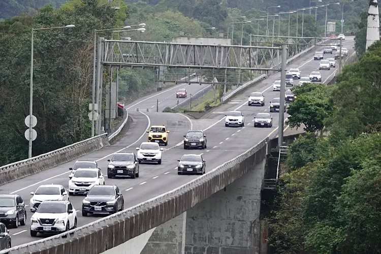 高公局估今日全台國道交通量將達123百萬車公里。莊宗達攝