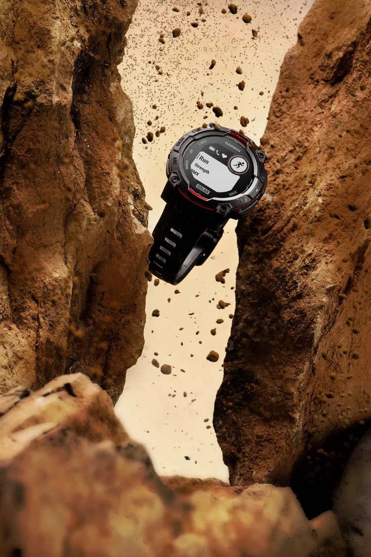 硬派錶身以美國 軍規標準MIL-STD- 810打造，具備耐熱、抗凍、耐衝擊等性能。業者提供