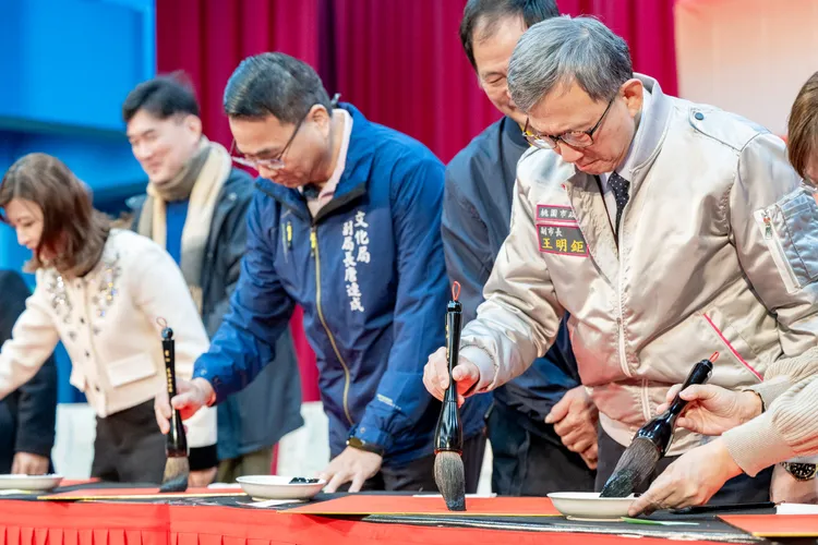 現場來賓揮毫。桃園市府提供