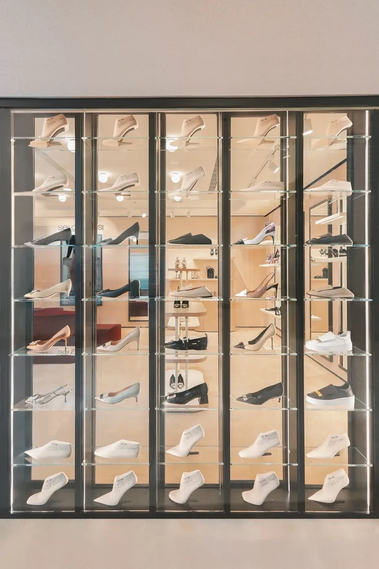 一整面鞋楦牆展示出Sergio Rossi的匠心工藝。品牌提供