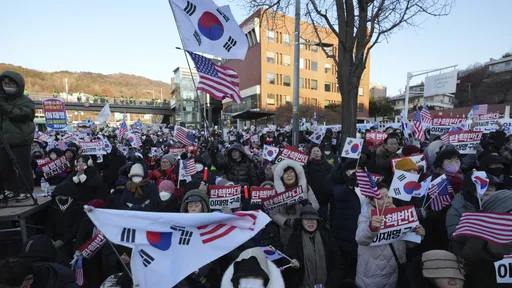 律师称韩国总统尹锡悦逮捕令「不合法」 铁粉持美韩国旗望美国出面