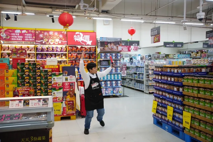 家樂福員工進行疏散。消防局提供