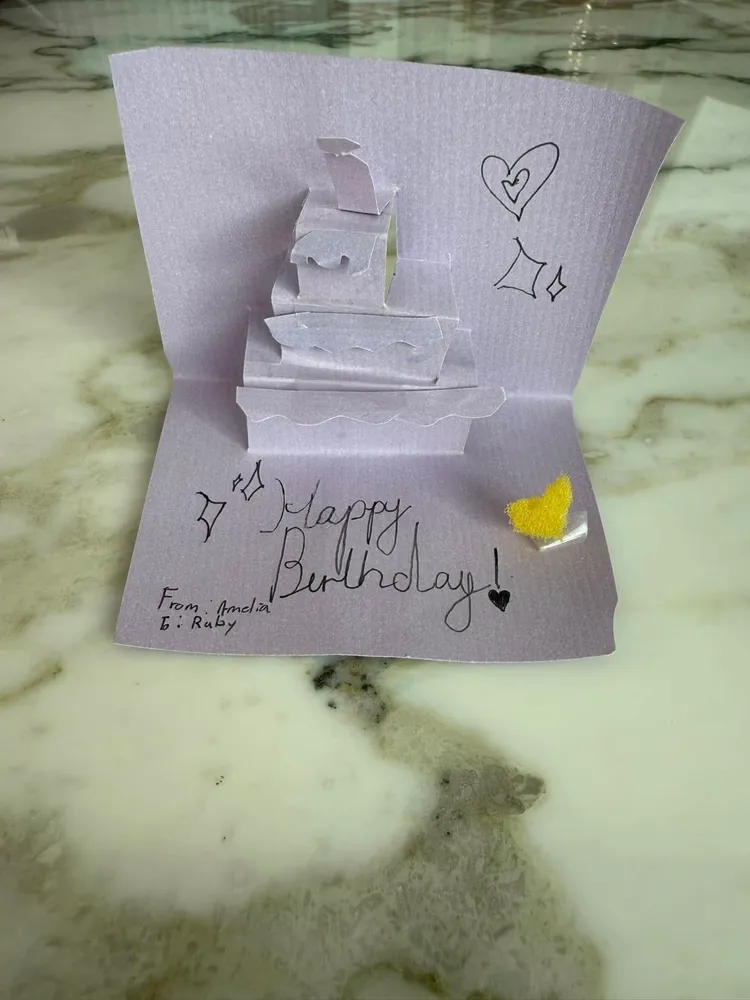 女兒送的生日卡片。翻攝林心如臉書