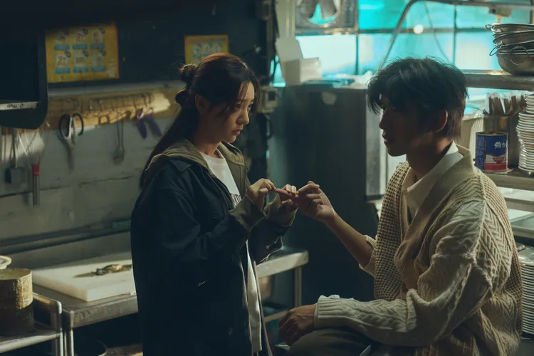 郭雪芙（左）細心幫陳柏霖貼上OK繃。大川大立提供